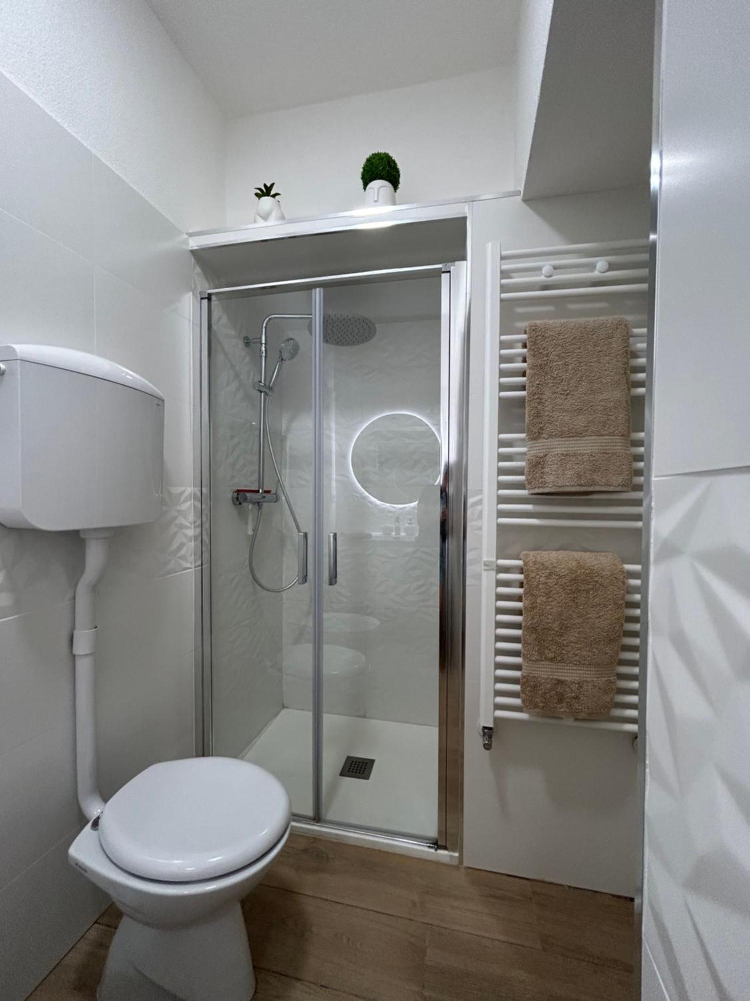 V&C Home Rental Specialist Appartamenti Fronte Lago Maggiore Germignaga Eksteriør bilde